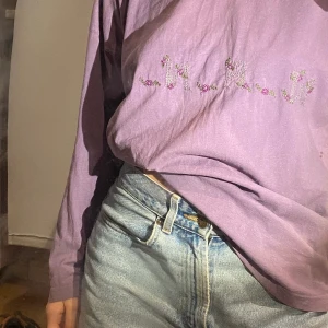Lila långärmad   - Söt&cool lila långärmad med texten ”Want” broderad! Säljer pga har en vit likadan, uppskattad till M !  Skön frasig kvalitet!