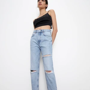 Jeans med hål  - Jeans med hål från zara, slutsålda. Bara att fråga om ni vill ha fler bilder, köpt för 399kr
