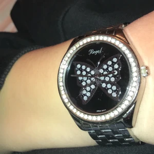 Fjärils klocka - En klocka med diamanter runt om och en fjäril Imitten 🥰