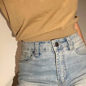 Ljusa jeans - Fräscha ljusa jeans i bra skick! Lite långa på mig som är drygt 160.       Innerbenslängd: 77cm
