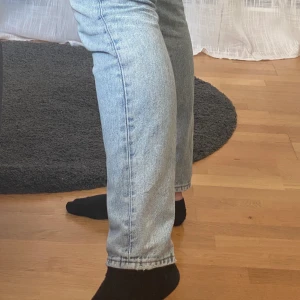 Blåa jeans - Säljer mina bikbok jeans pågrund av att dem blivit för små. Dem sitter tajt upp till och går ut lite längst ner. Dem sitter super snyggt och är ändå ner till foten på mig som är 177 cm lång. Frakt tillkommer 💕💞