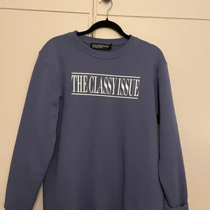 crewneck - Duvblå crewneck från Nakd. Använd 1 gång. Sitter jättefint på