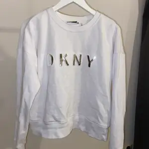 Vit tröja från DKNY, använd fåtal gånger då den inte riktigt passar i smaken. Mjukt och skönt material. Storlek S