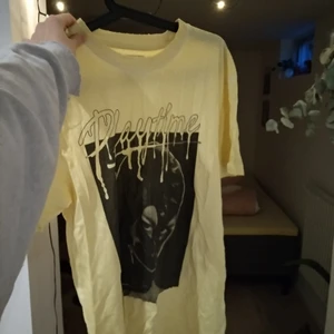 Valorant Grunge tröja💛🕷️ - Säljer min asballa tisha då den ej används längre. Sparsamt använd, bra skick💛 Sitter bra oversized på mig som XS/S. Frakt tillkommer, DM för fler bilder på passform etc. Kan mötas upp runt Jönköping