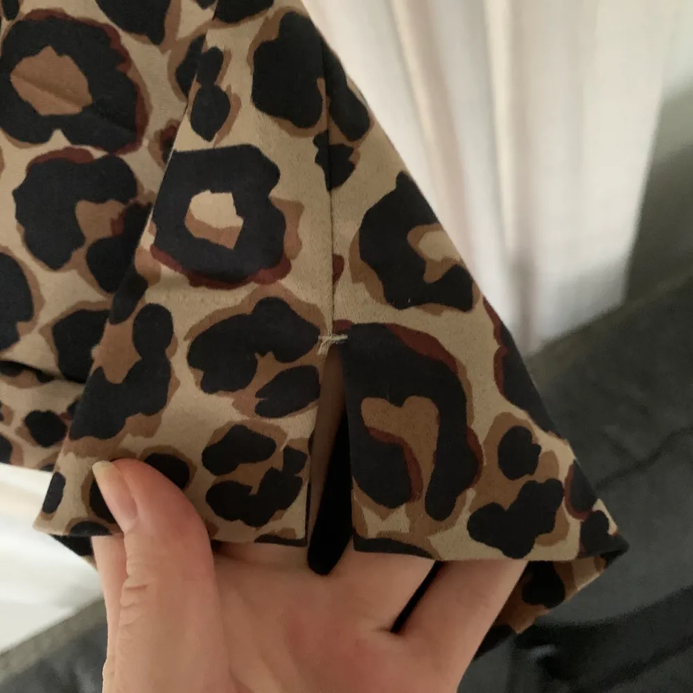 Jättecoola kostymbyxor i leopardmönster från H&M. Använda ca 1-3 gånger, storlek 38. 80kr plus frakt. Skriv för mer info och bilder:) . Jeans & Byxor.