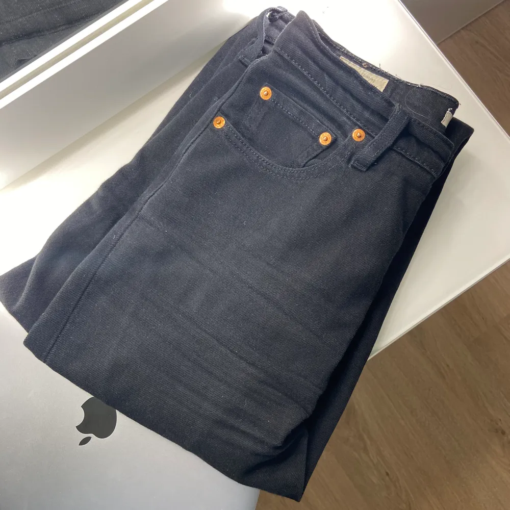 Släjer svarta Levi’s Straight Ankle Jeans i bra skick (endast andvända få gånger då jag köpte fel storlek!)                                                                                                                                                                                                                                    Betalning via swish!                                                                   Köparen står för frakt (63kr)                                               Nypris:1200 kr. Jeans & Byxor.