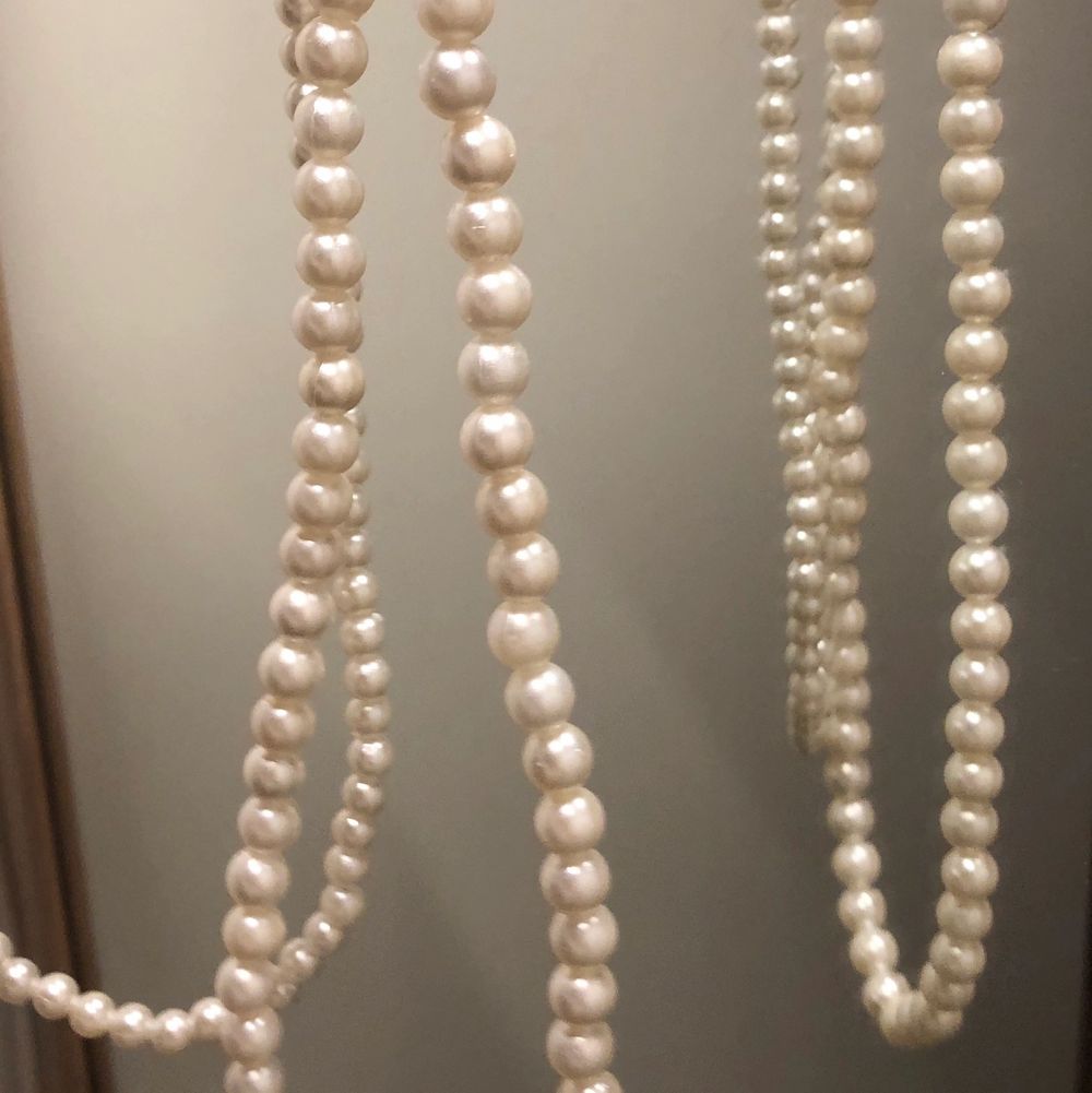 Handgjorda pärlhalsband/armband. Stora pärlor, små pärlor och lila stora pärlor, bra kvalite och noggrant gjorda. 💗 Julklappstips ✌🏻❄️⛄️ 99kr och frakt ingår i de priset 😘 Jag skriver när pärlorna är slut, sålänge jag inte skrivet de finns de kvar. 💗 ( på halsbandet ja har på bilden är väl användt och ett nytt halsband ser inte ut sådär ) . Accessoarer.