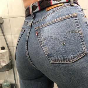 Levis jeans  - Ribcage straight. Storlek 27/27. Sista bilden är dagen från internet men är samma modell som mina med hål över knät. Väldigt fint skick 