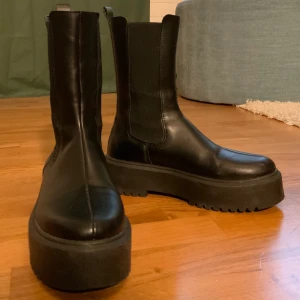 Boots från asos - Säljer dessa supertrendiga boots från asos! använda fåtal gånger så de är i fint skick! Strl 38☺️ frakt tillkommer! 