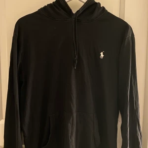 Ralph Lauren - En Ralph Lauren hoodie i svart. Den är ganska ny och tyvärr inte kommit till användning. Nypris: 1395kr 