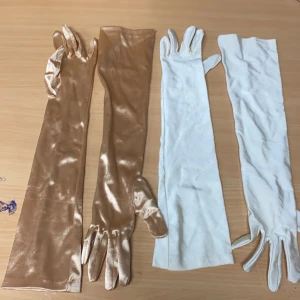 Två par Vintage retro långa satin handskar 🪐 - Superfina retro vintage handskar i satin. Klassiska. 💫 ingen aning om storlek. 