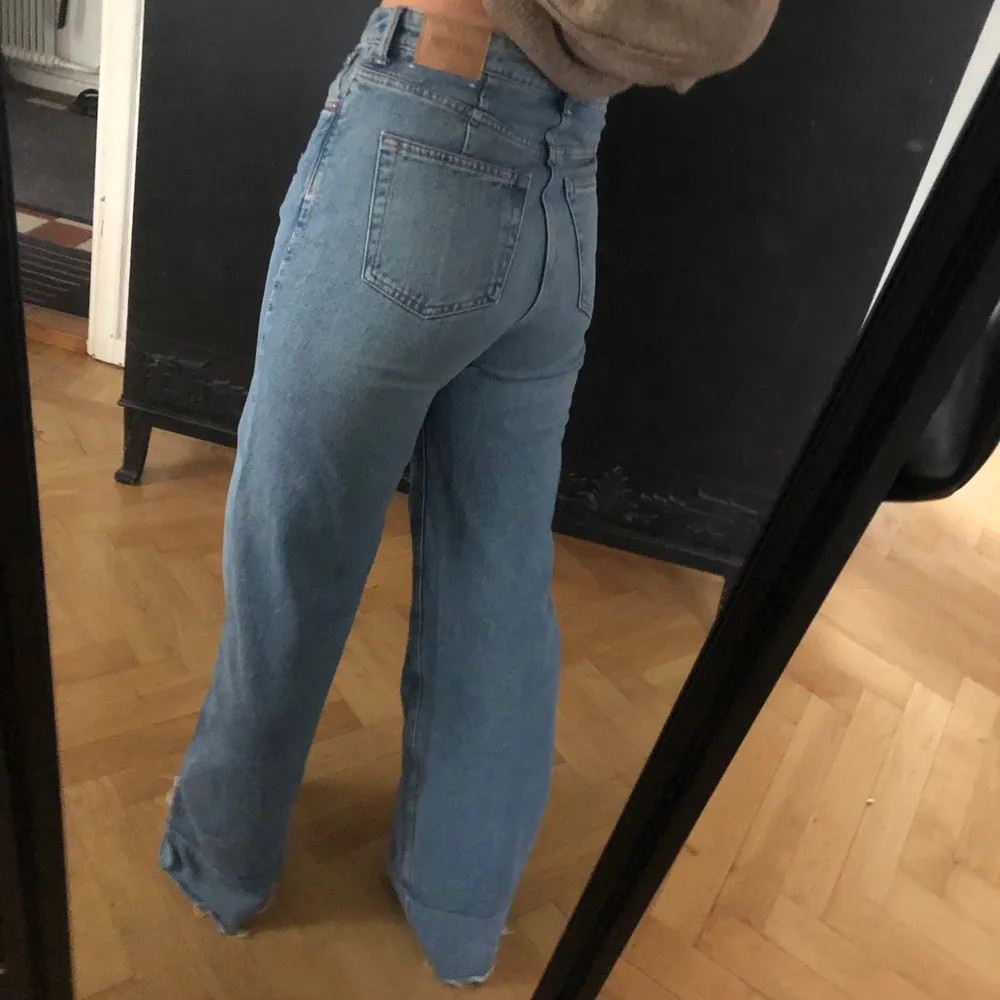 Säljer ett par helt nya weekday jeans i modellen ACE!✨ Jag har sytt på en längd på benet, jag är 1,75cm och de passar perfekt i längden på mig💙 . Jeans & Byxor.