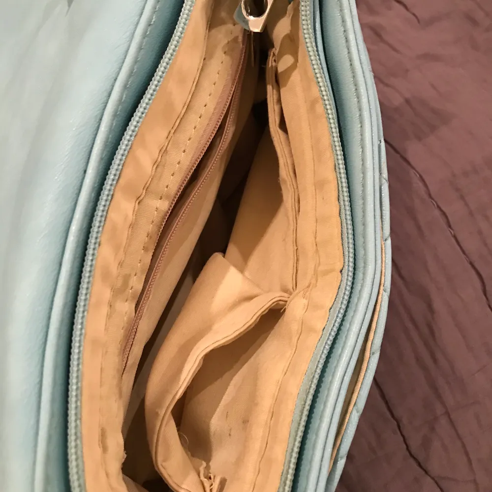 Säljer min älskade babyblå väska då den inte kommer till användning längre. Den är skavd på vissa ställen och snöret inuti metallen är av, men det går att ta ut det snöret så att det bara är kedjan. Skriv vad du skulle kunna ge för den!💖💖💖. Väskor.