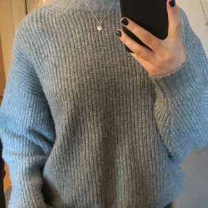 stickad tröja - säljer denna stickade tröja som är supermysig i storlek xs, men skulle mer säga att den sitter som en s,m💕