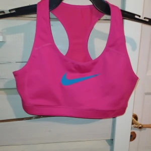 Rosa Nike dri-fit sport top M nyskick! - Ett måste för alla rosa älskare! Superfint skick och djur och rökfritt hem. Frakt tillkommer på 44:- samfraktar gärna!