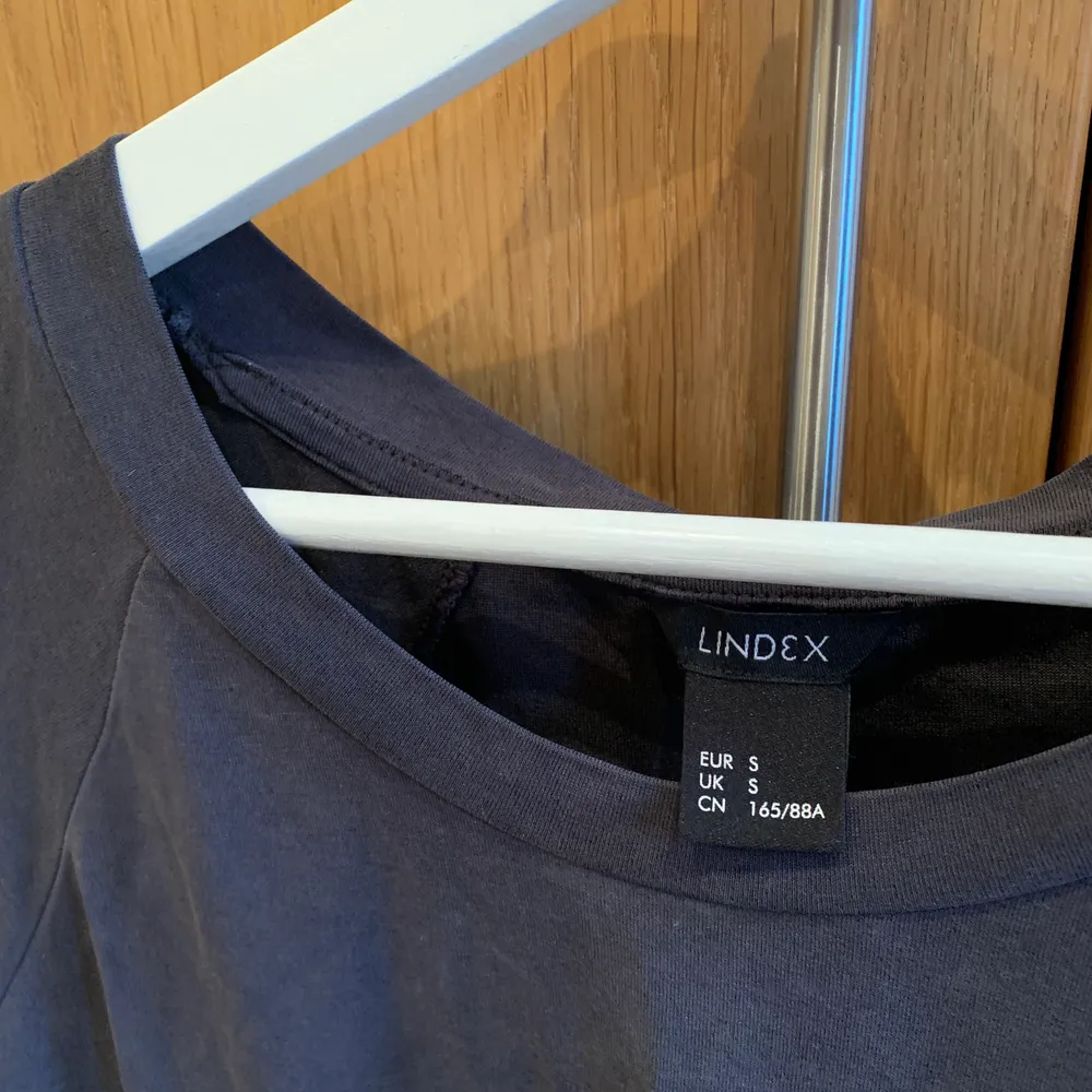 T-shirt från Lindes i mörkgrå. Stl. S. Fint skick!. T-shirts.