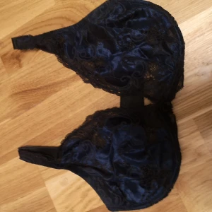 Bh 65G change charade  - Mycket vacker BH från Change Charade. Storlek 65G. Säljes så den inte passar mig pga graviditet och brösten blev sig inte lik. Är obetydligt använd.. 