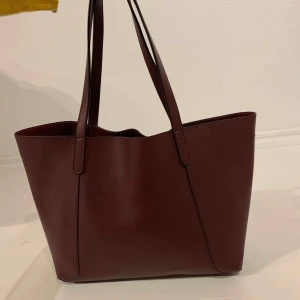  - Supersnygg och rymlig väska som är mycket användbar till t.ex. skolan. Endast använd ett fåtal gånger. 60 kr frakt tillkommer