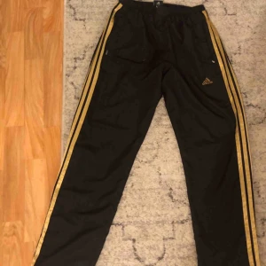  - Köpte dessa här på plick men de var tyvärr för korta för mig (jag brukar ha längd 34) så skulle säga att de är längd 32, storlek m på själva byxorna, hojta till om du är intresserad💕💕 (prassel material)