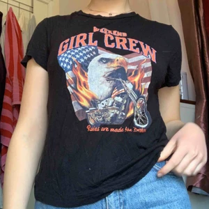  - Svart t-shirt med tryck på från HM. Passar mig som har S bra. Frakt ingår! 