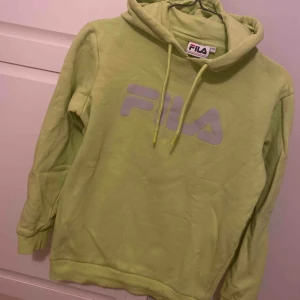  - Skitsnygg Hoodie från fila i lime grön. Färgen är mer lime grön i verkligheten en på bilden. Står xxs, men den är stor i storlek och skulle uppskatta den till xs-s  Knappt använd. 