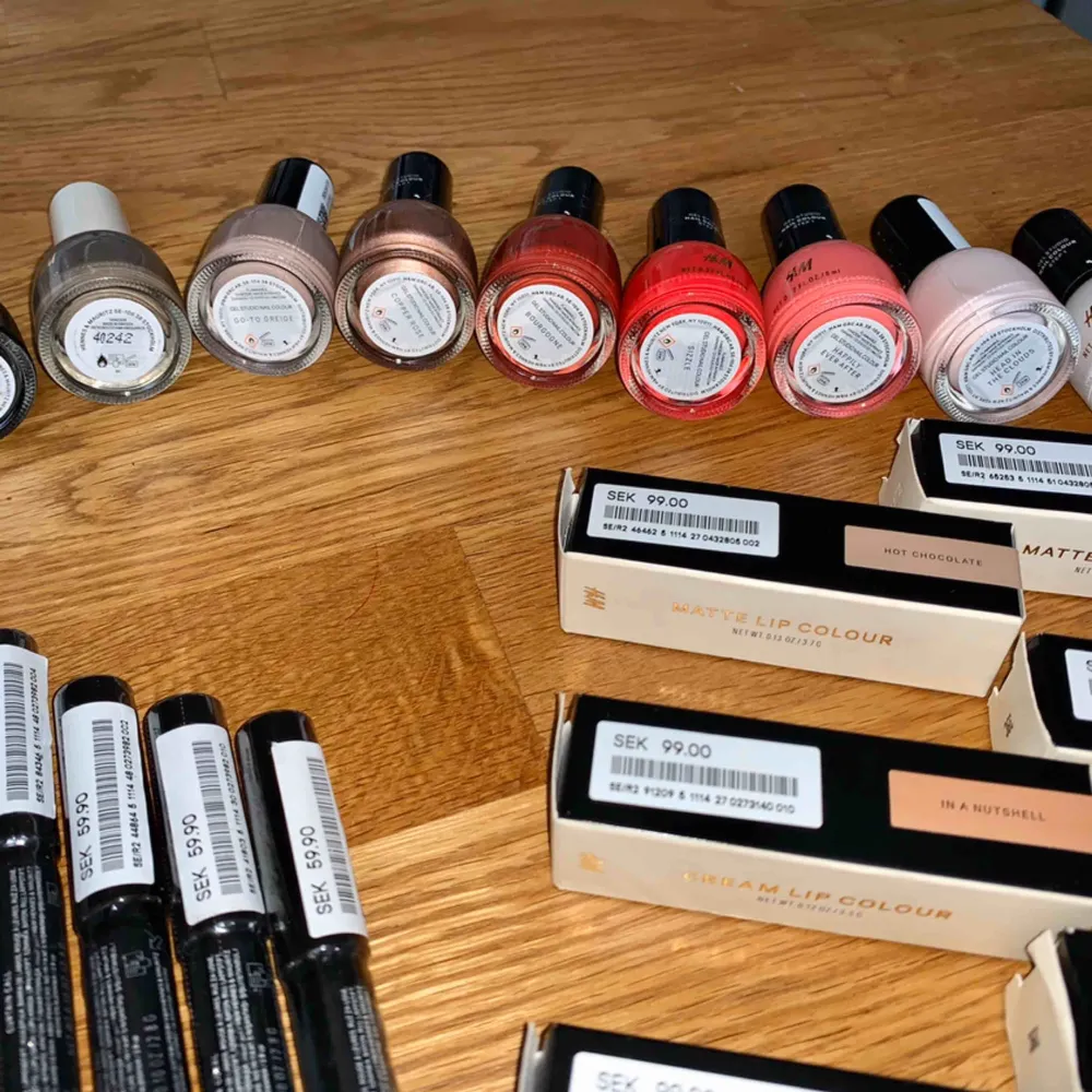 Helt NY! H&M Makeup (allt för 800 kr)  Nail polishes Lipsticks Lip definer   Allt är självklart oanvänt och äkta!. Övrigt.