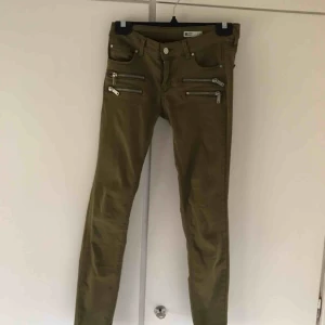  - Ett par militärgröna jeans från ginatricot. Lågmidjade med fickor fram. Sparsamt använda. Frakt tillkommer✨