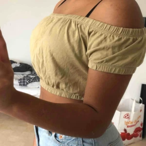 Nice topp - Jättefin ljusgrön croppad off-shoulder tröja! Säljer pågrund av att den slutat gå till användning:(  Köparen står för frakt💞