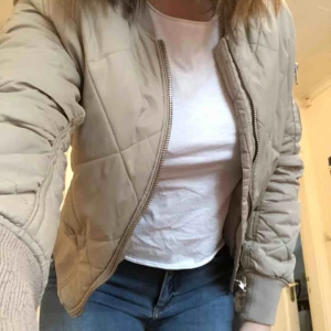  - Super snygg bomberjacka. Den är i bra skick och superskön, perfekt till våren😍😍