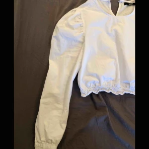  - jättesöt topp från bikbok, lite croppad modell. strl xs men passar mig som har s 