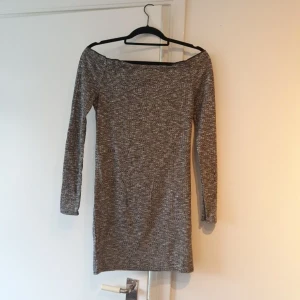 Off shoulder klänning  - Helt ny, oanvänd off shoulder klänning. Denna är superfin i ribbat matrial. Materialet är ganska tjockt med lite stretch. Skulle säga att det är S/M.