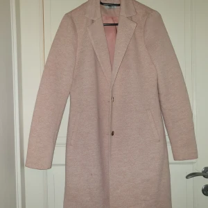 Kappa från Only - Ljusrosa kappa från only i stoelek 34. Oanvänd. Skriv gärna ifall ni har frågor eller vill ha fler bilder❤