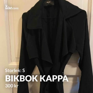  - Snygg kappa som är tunn och perfekt till våren/sommarn. I super fint skick🥰🤩