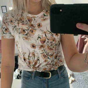  - Super söt t-shirt från H&M endast använd 1 gång. Frakten är de köparen som får stå för 