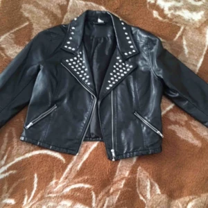  - Leather sammar damjacka från H&M stl. 42