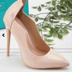  - Helt nya oanvända klackskor