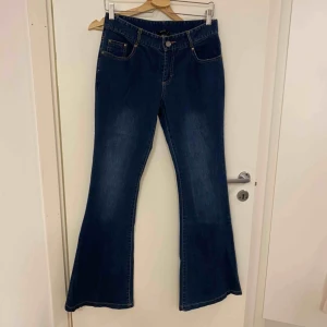 Jeans med vida ben - Boot leg jeans med låg midja. Aldrig använda 