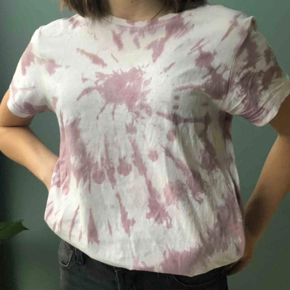 Hemmagjord Tie Dye tröja i lila färg✨ Storlek M i men’s size. 130 kr inklusive frakt. T-shirts.