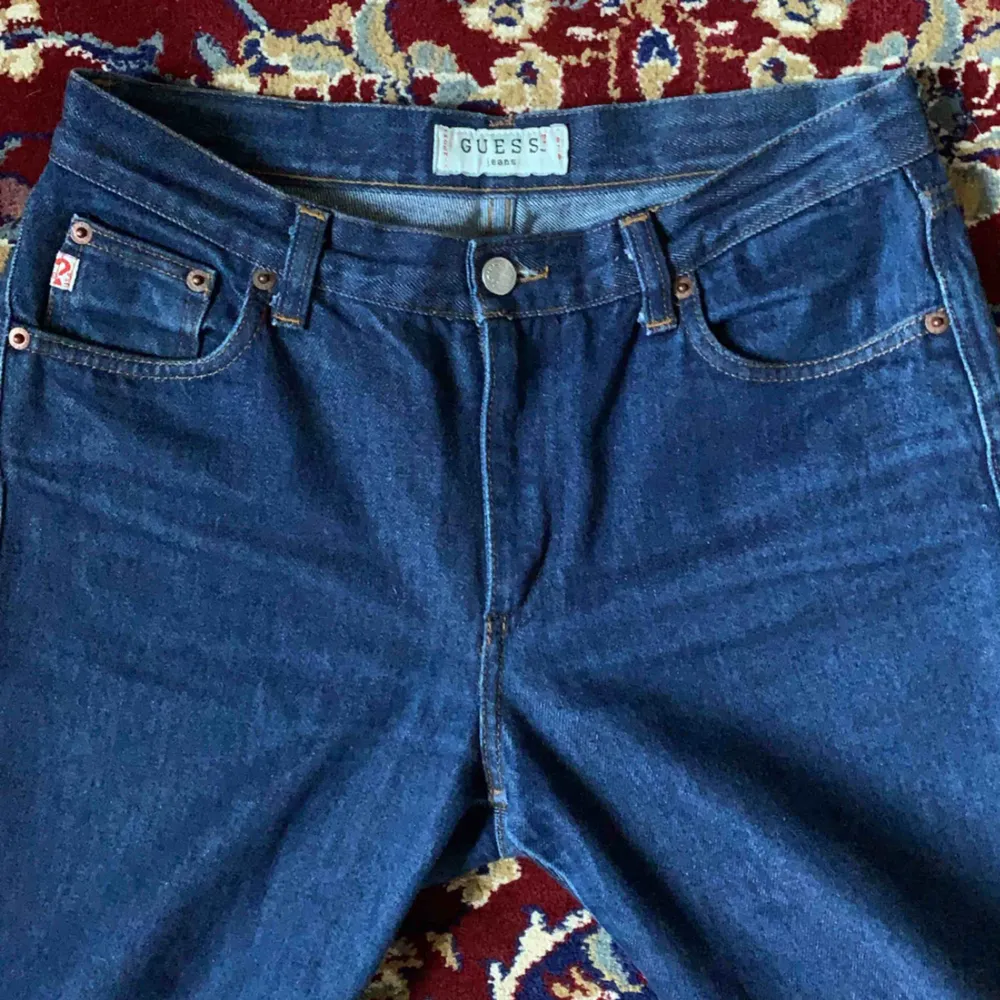 Svinsnygga guess jeans som tyvärr är för små för mig... väldigt snygga och sparsamt använda. (Står size 30 vilket jag skulle säga motsvarar s). Möts upp på söder eller fraktar, fraktkostnad tillkommer . Jeans & Byxor.