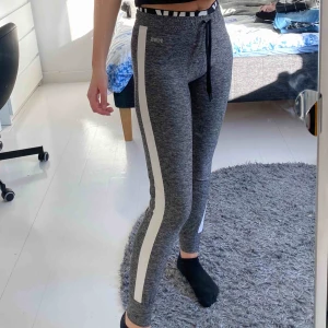  - Lösare alternativ än tights, men en blandning av mjukisbyxor och tights. Sköna och i fint skick. Går att träna i eller bara använda hemma