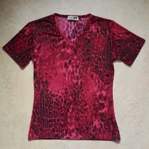 Vintage röd leopard t-shirt - Vintage röd leopard t-shirt i storlek S. Fraktkostnad blir 47kr. 