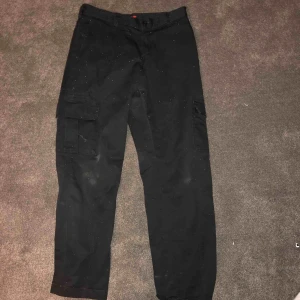  - Snygga dickies cargobyxor, storleken är W29/L30. Dom är loosefin och väldigt sköna. priset kan diskuteras och om ni har några frågor så kan ni skriva till mig.