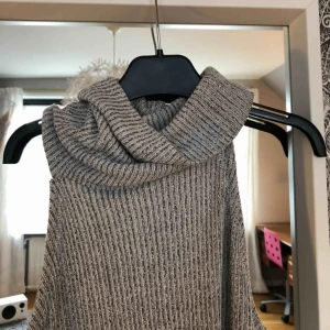  - Tunt stickad turtlenecktröja. Knappt använd 
