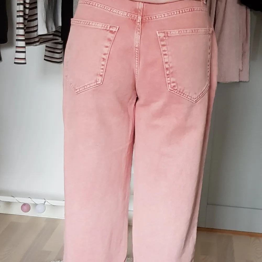 Ett par rosa mom jeans från pull&bear, köpta för ett år sedan men använt 2 ggr. Mycket bra skick. Jag står för frakten. . Jeans & Byxor.
