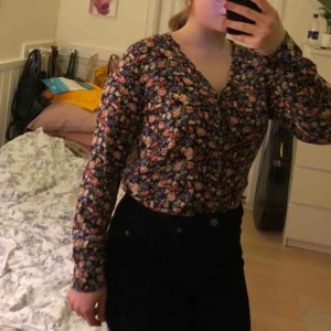 Blommig skjorta - Superfin blommig skjorta från Bikbok i storlek S men passar även M 🤩🤩 frakten kostar 22 kronor  