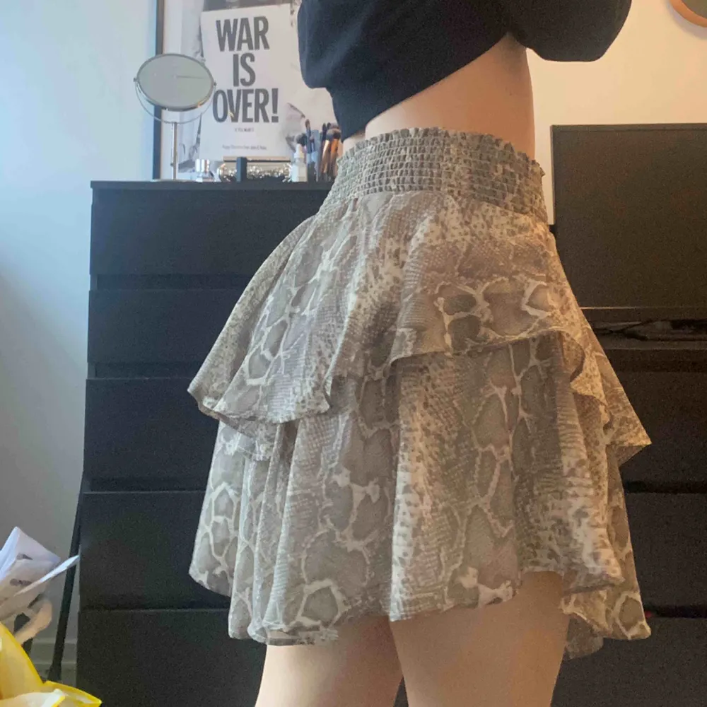 Fin kjol från Gina Tricot. Jättestretchig i midjan så passar storlek 38 också. Aldrig använd. Kjolar.
