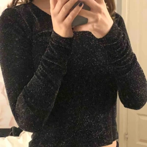  - Jättefin glittrig tröja från Monki!💕köparen står för frakt💕