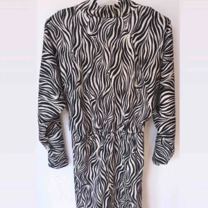  - Mönstrad klänning som slutar strax ovan knäna (på mig som är 167 cm). Polo. Smickrande figur. Fint skick. 