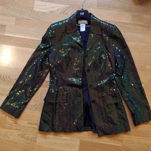 Glittrig kavaj - Cool kavaj som glittrar asmkt!  Svår att fånga på bild. Fint skick! 