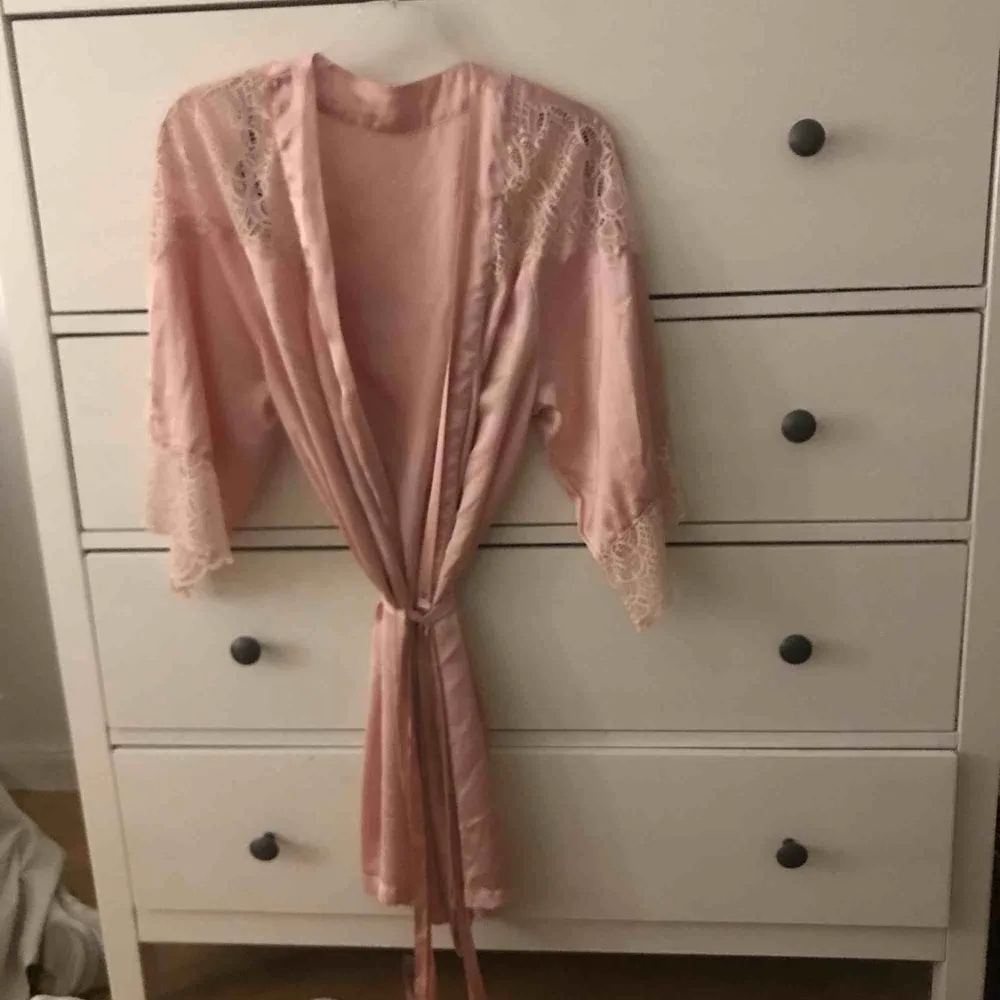 Kimono från hm rosa köpt för 250kr säljer för jag behöver pengar🥰. Kostymer.
